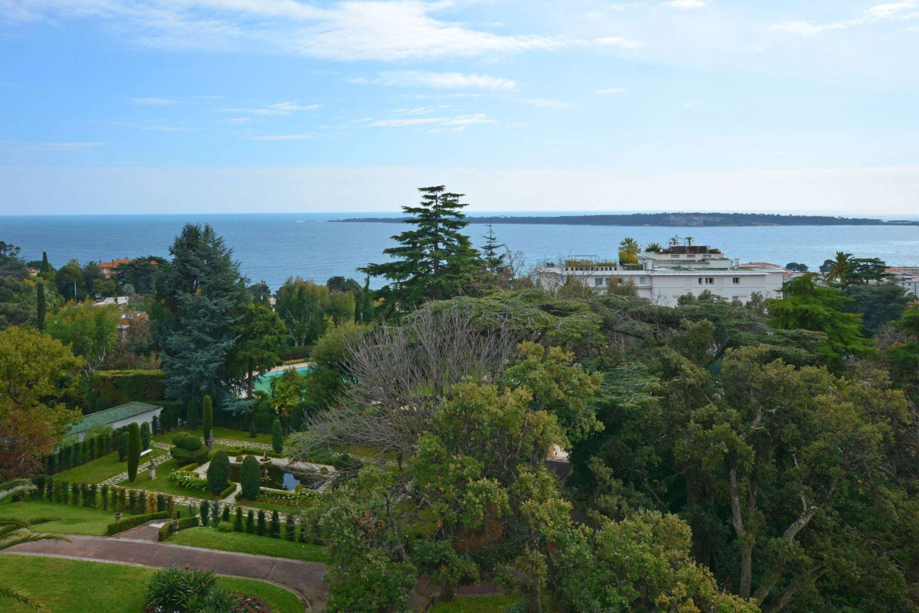 Аренда апартаментов с видом на море в закрытой резиденции в Cannes