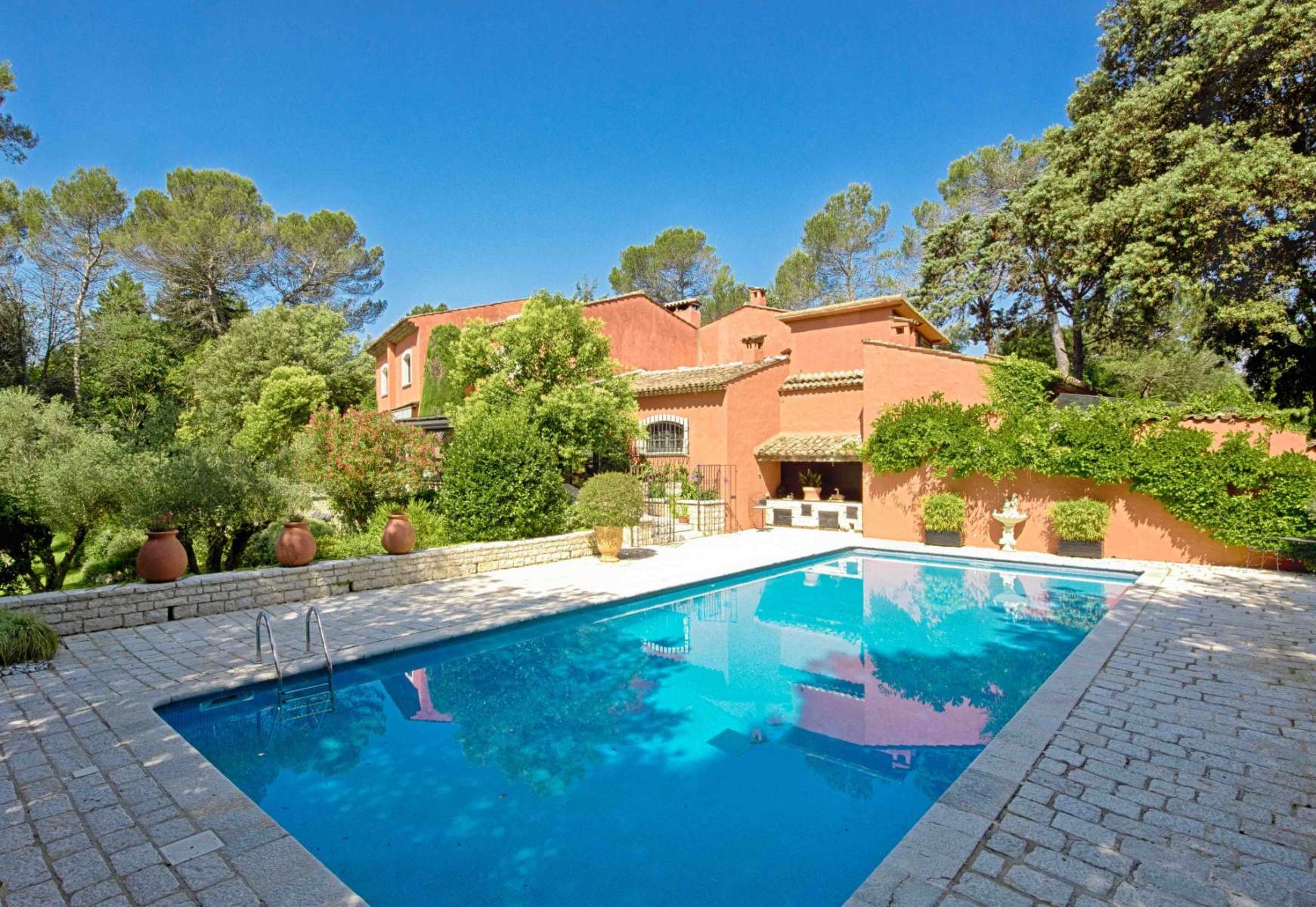 Home in gated community of Mougins close to golf club