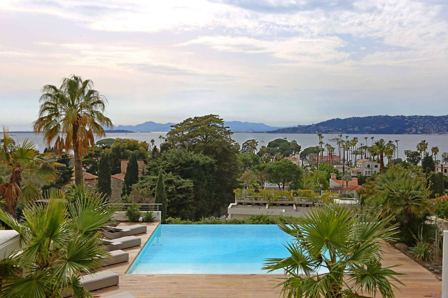Contemporary house for rent in Cap d’Antibes with nice sea veiw