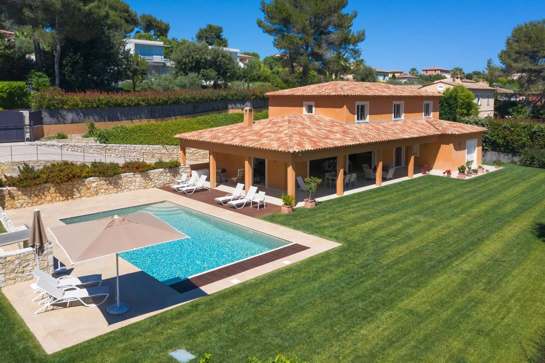 Family home in secure domain in a quiet area of Biot