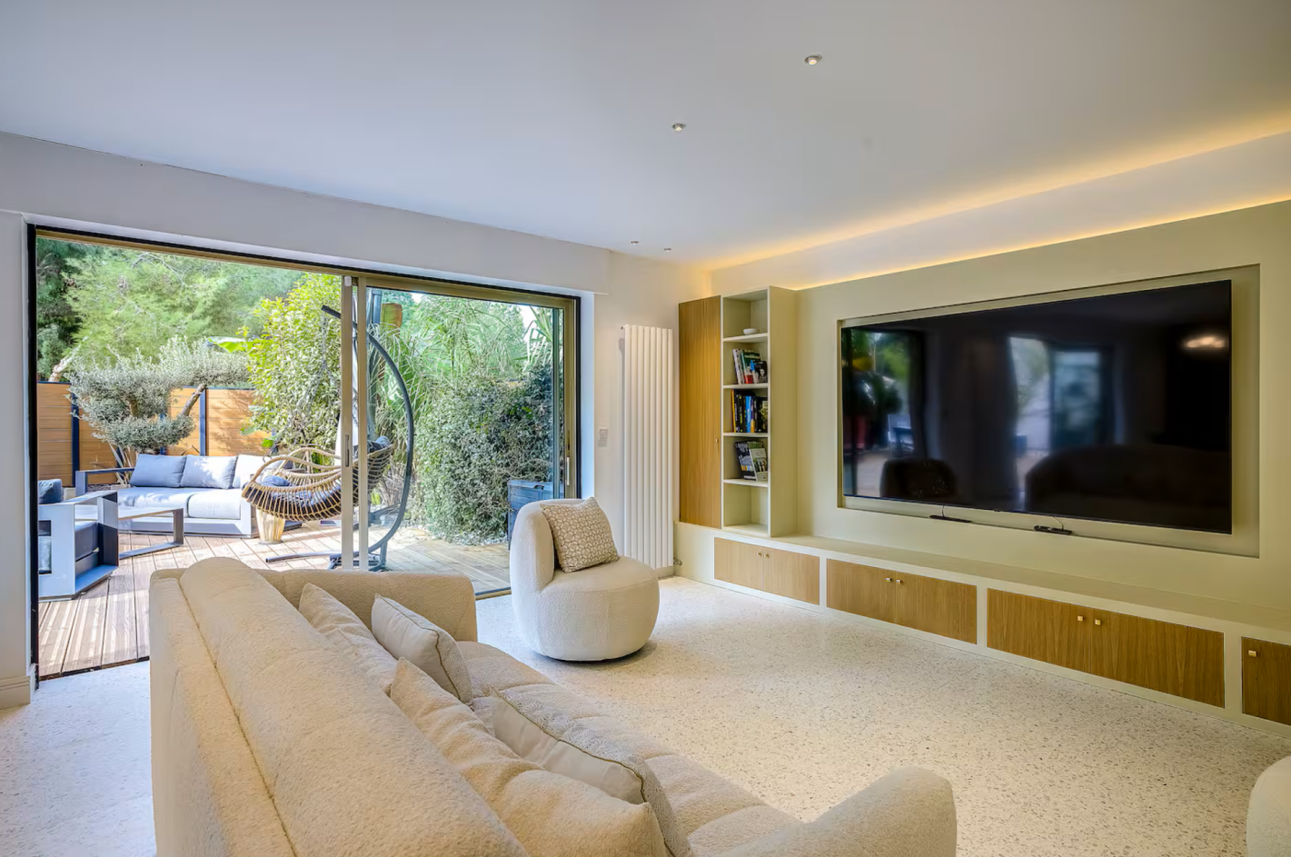 Private Garden Apartment in Antibes – Just Steps from the Beach