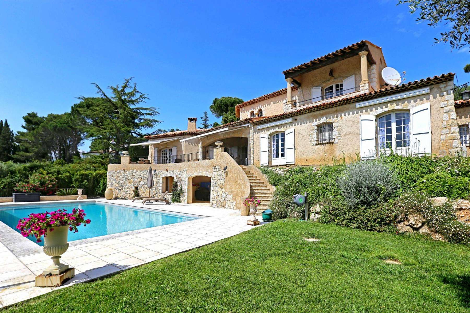 Provençal house overlooking Mougins surroundings
