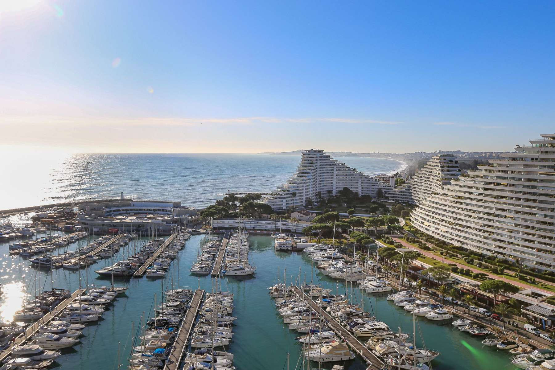 Appartement à Marina Baie des Anges avec vue mer imprenable