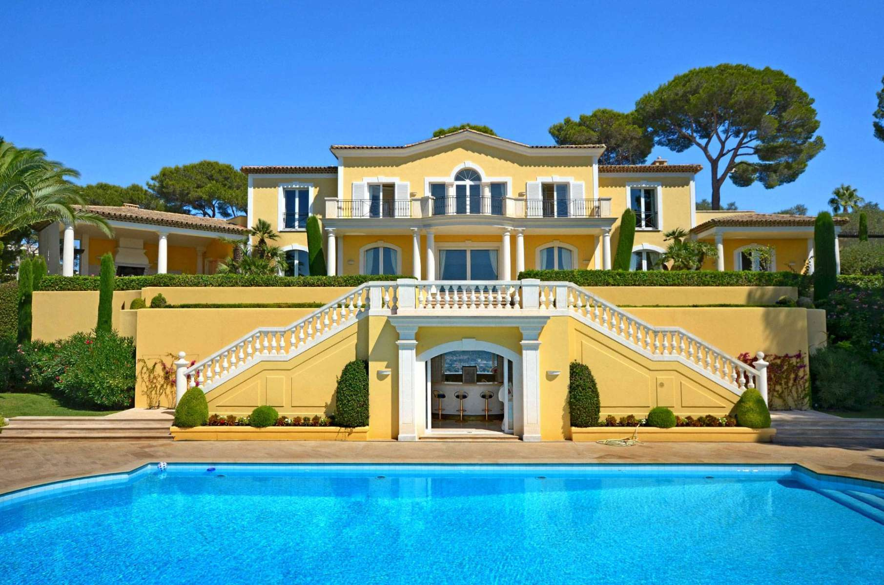Продажа виллы на возвышенностях Cannes площадью 1000 кв.м. с панорамным видом на море