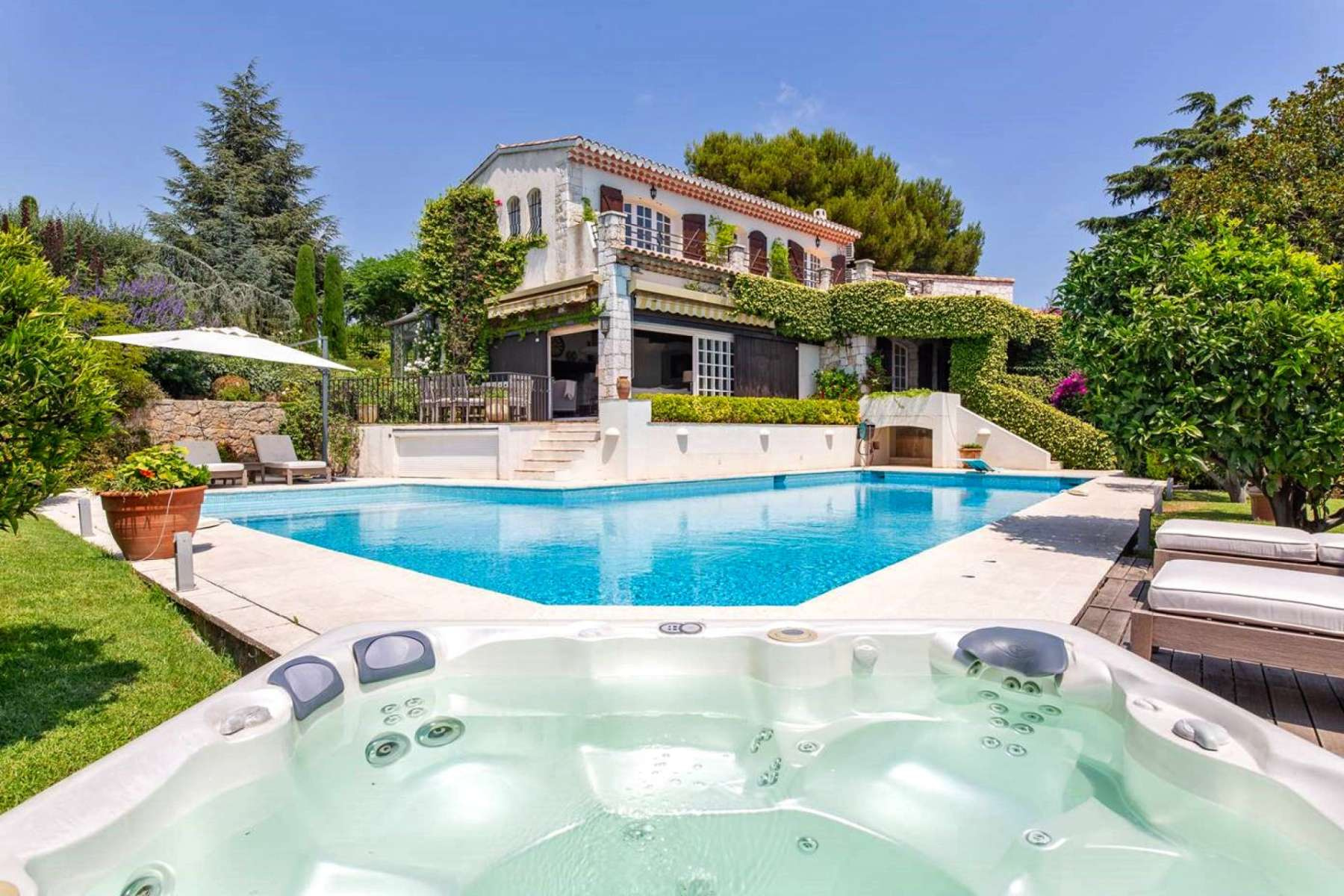House with pool in quiet area of Juan les Pins