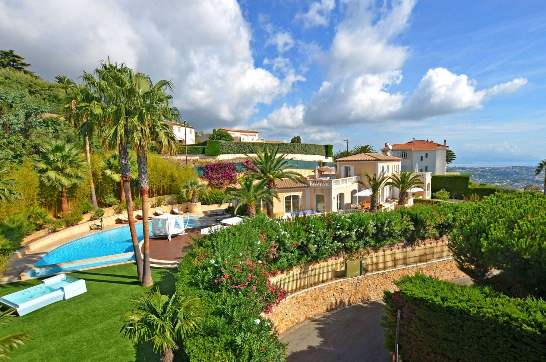 Sea view villa for rent in Cannes