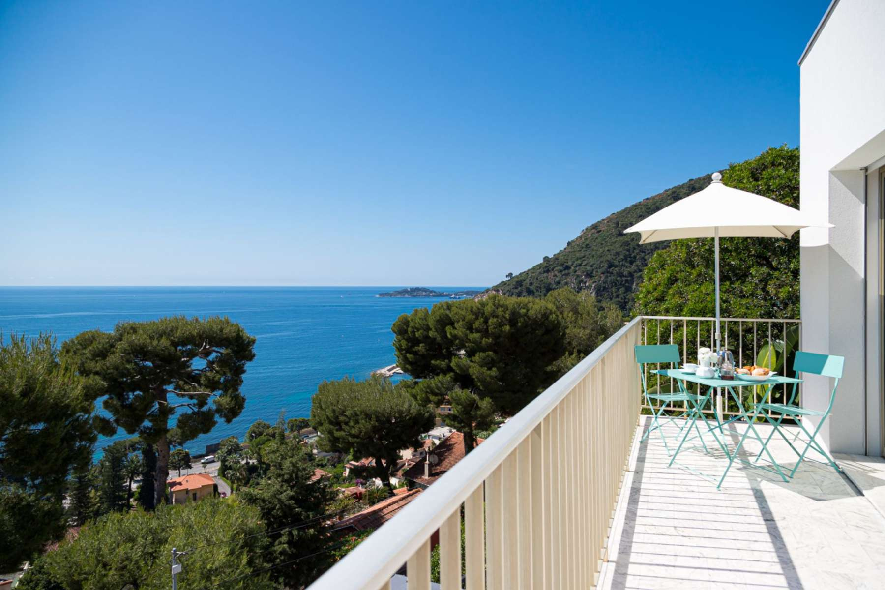 Современная вилла в Эз с панорамным видом на море и Cap-Ferrat