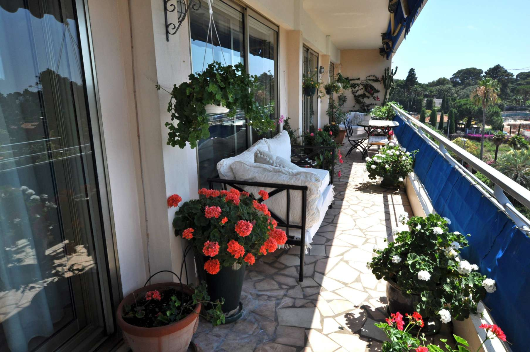Rent sea view apartment near the beach in Cap d'Antibes