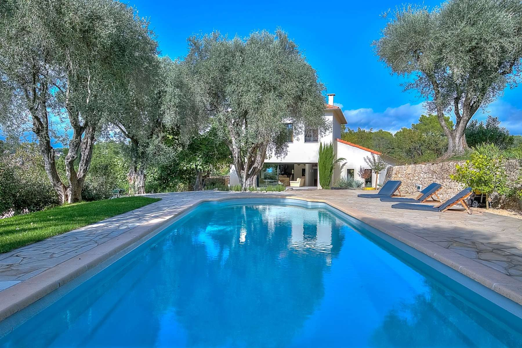 Family villa with panoramic views of the old village of Mougins