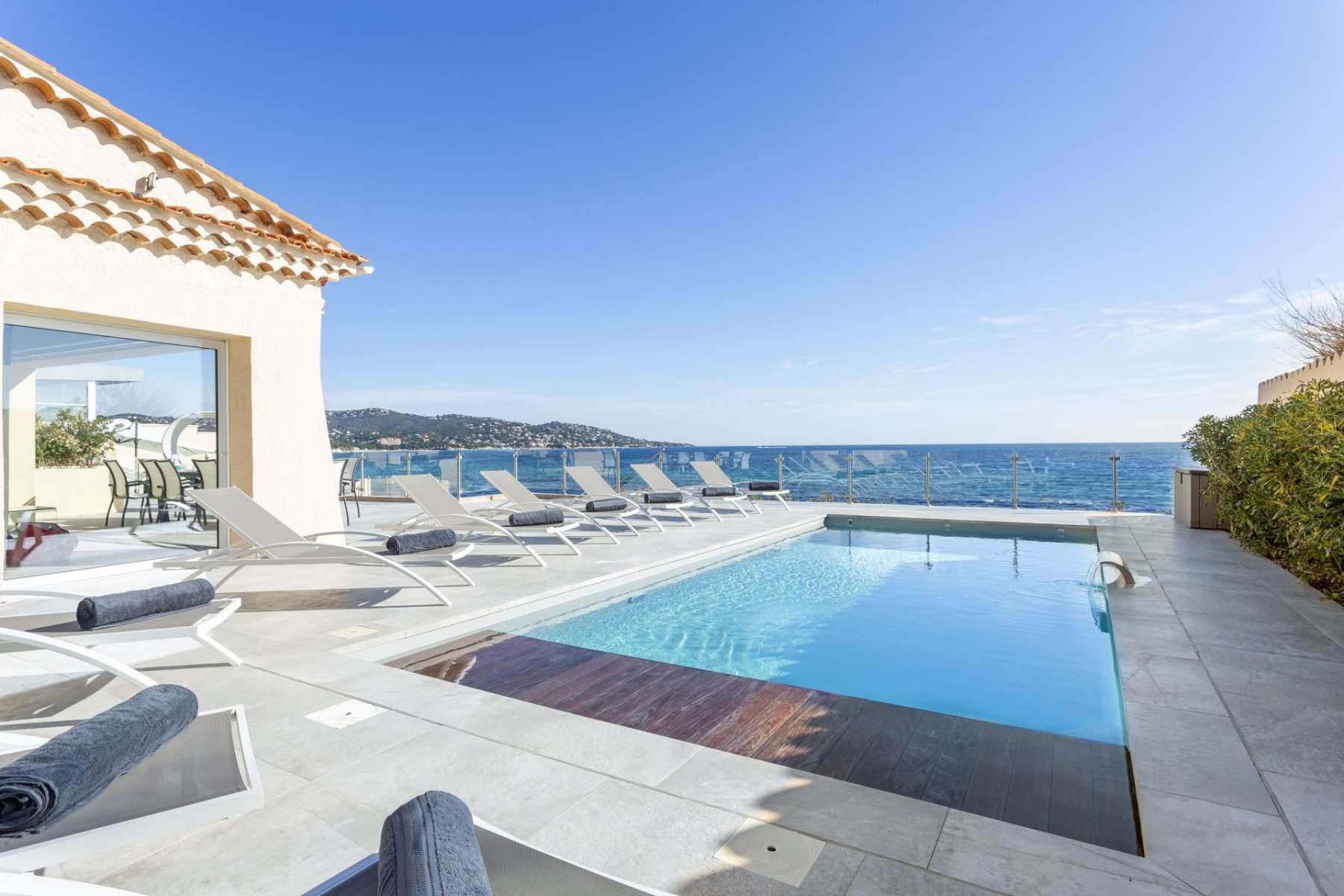 Villa pieds dans l'eau avec piscine à Sainte-Maxime