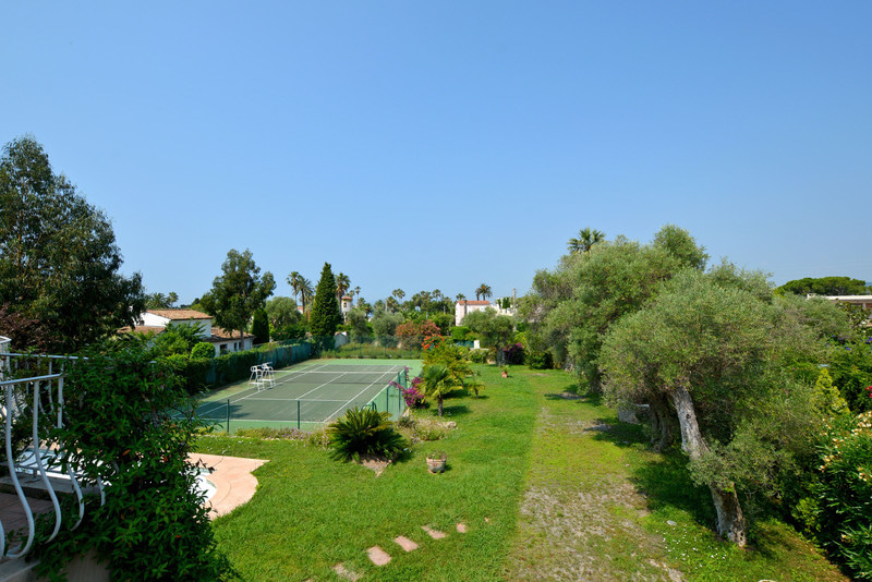 Villa in Cap d'Antibes for rent with a tennis court