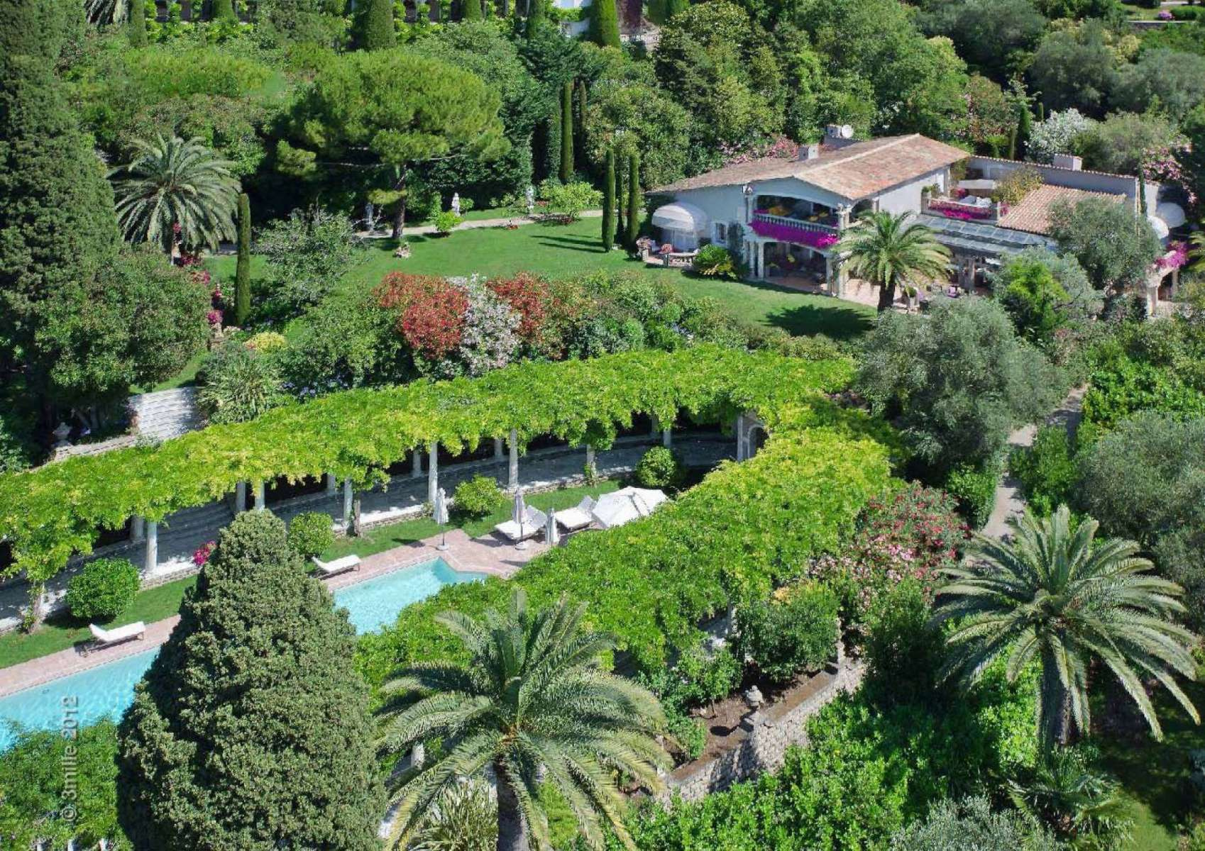 Elegant Cannes Mansion: Lush Gardens, Sea Views, Near Croisette