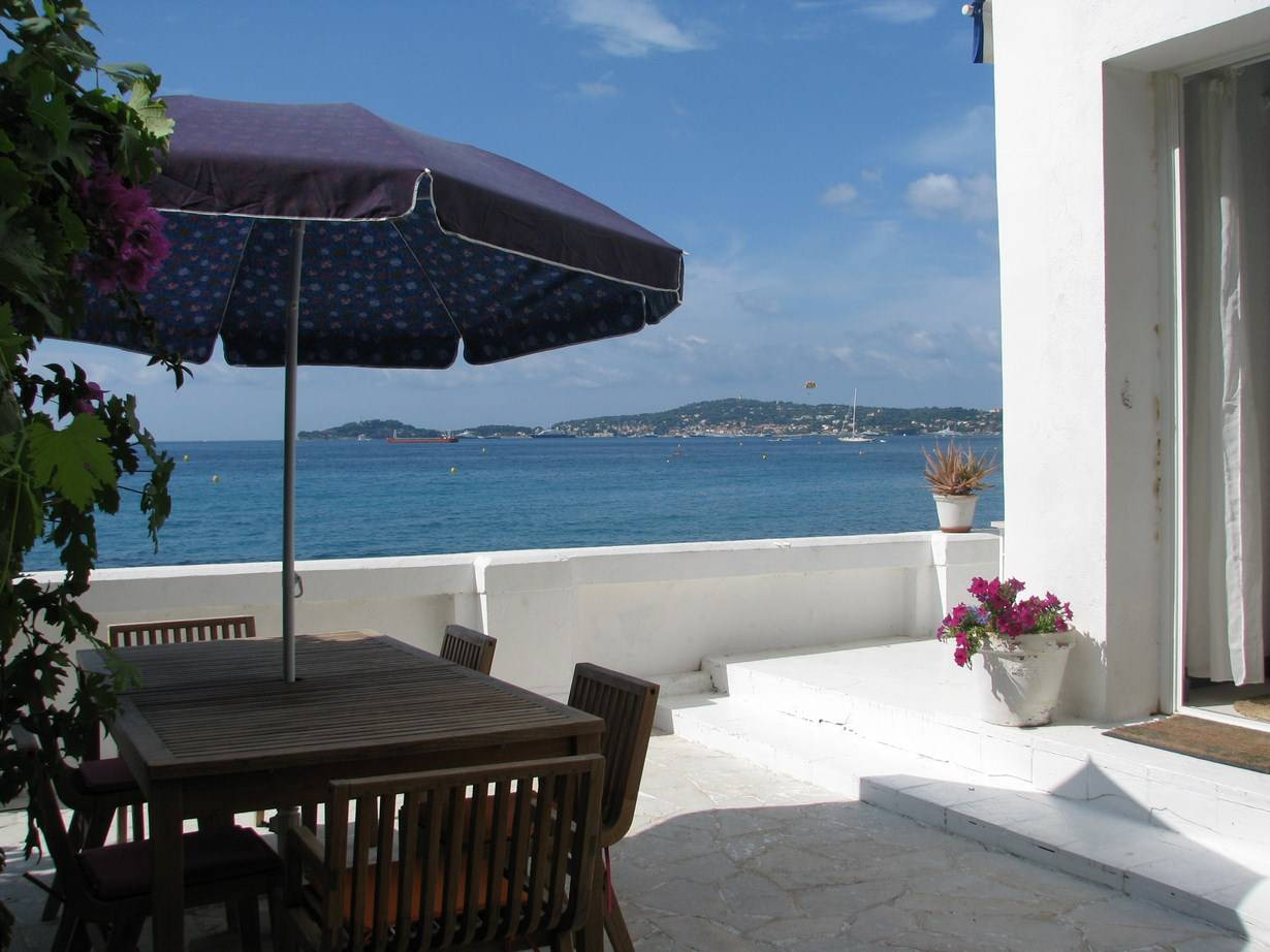 Rent water front apartment with direct access to the beach in Eze-sur-mer