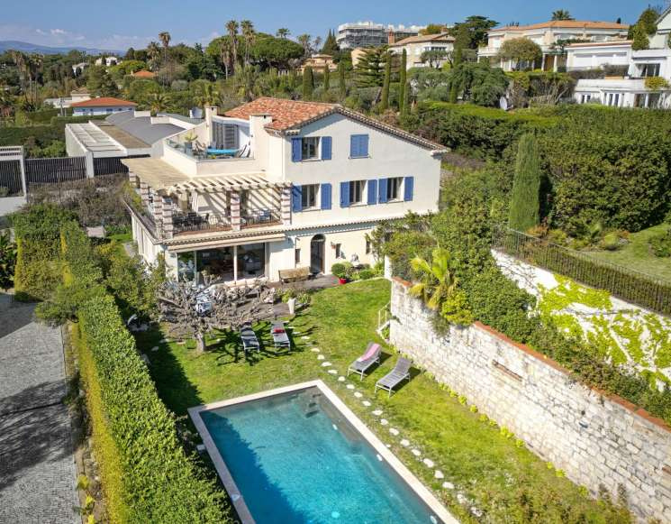 Villa in a private estate in Cap d'Antibes within walking distance to beaches -&nbsp;ref&nbsp;3428