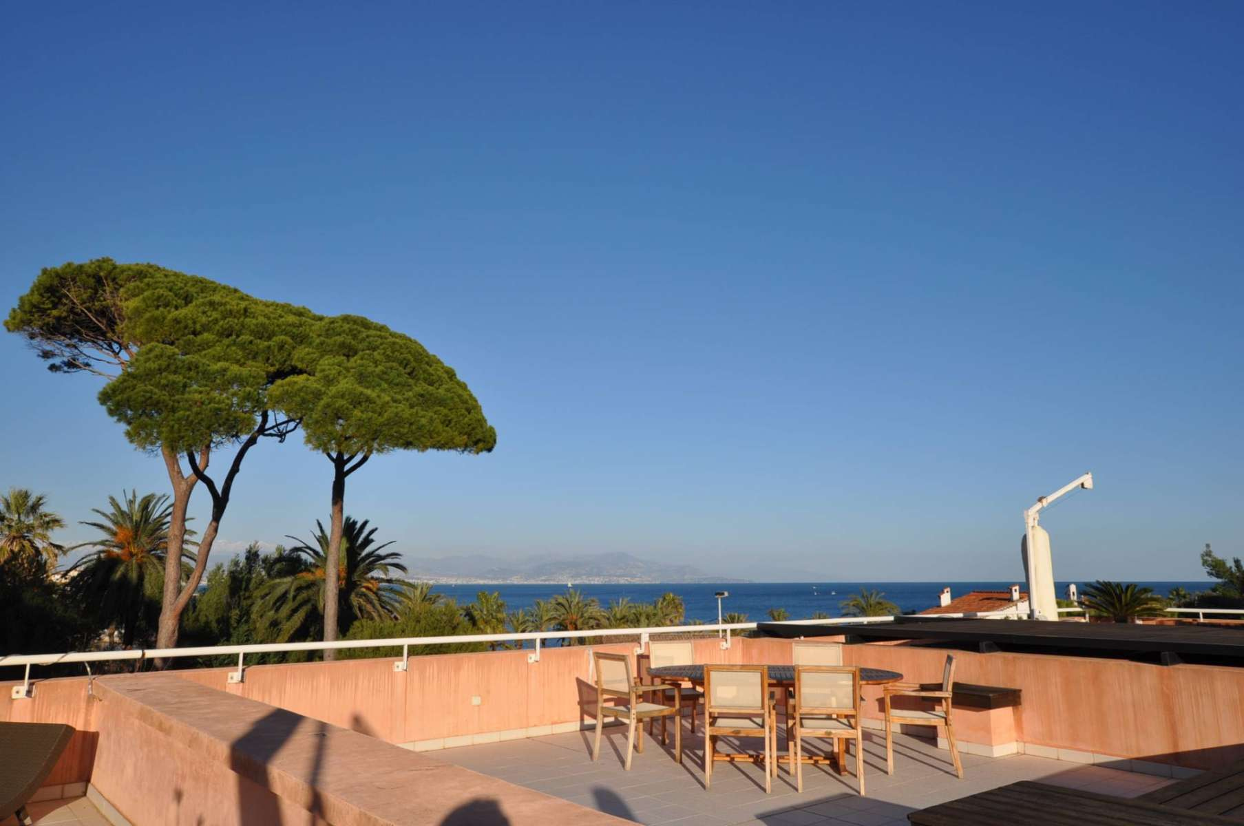 Rent sea view apartment with terrace in Cap d'Antibes