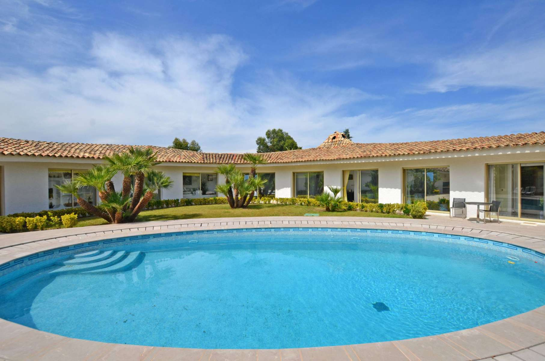 Villa designed by a Dutch architect to sell in Cannes