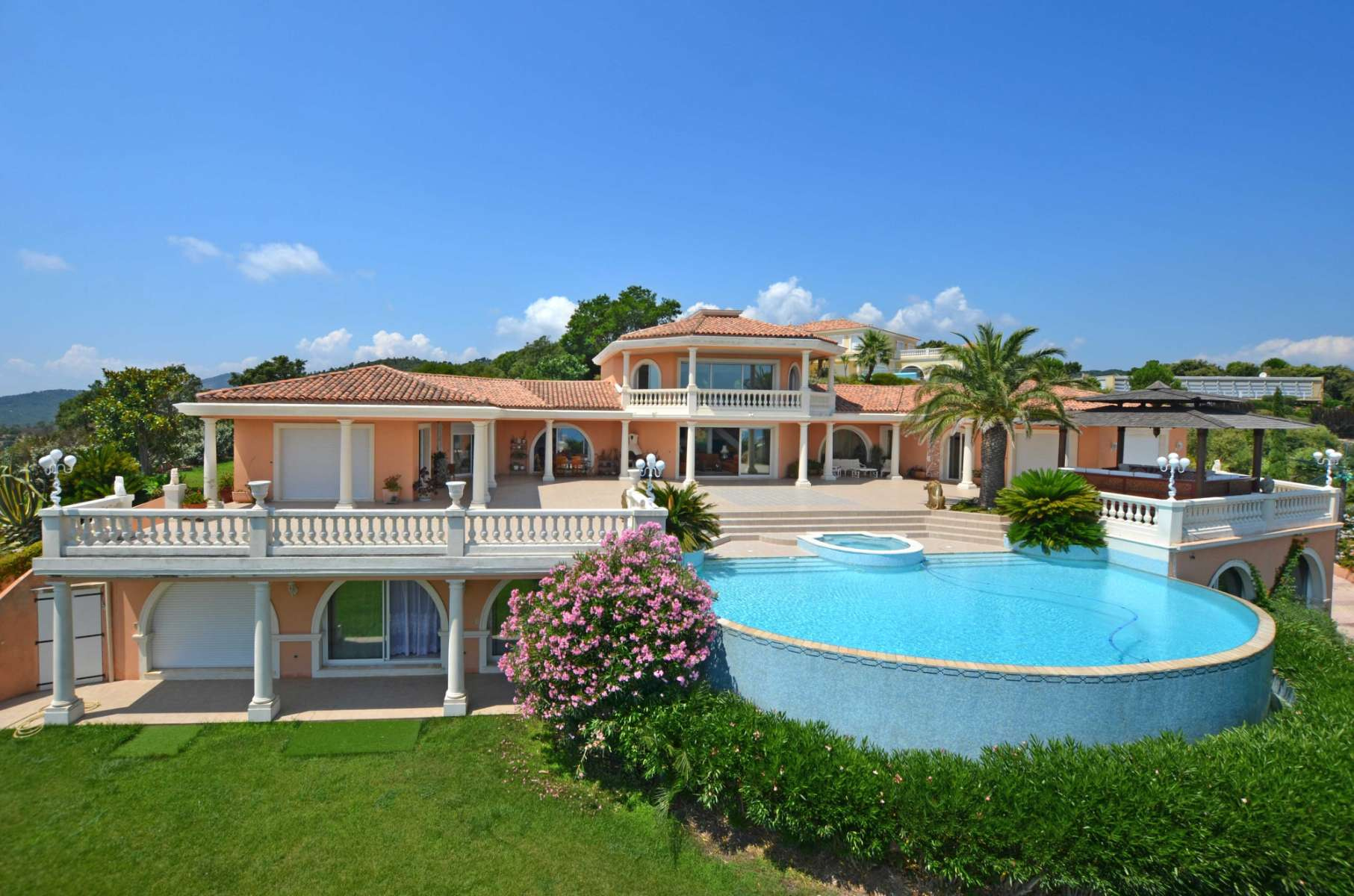 Luxury villa of 800 m² for sale in Saint Aygulf