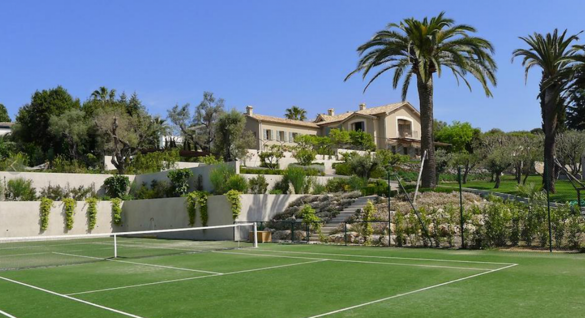 Opulent Beachside Villa in Cap d'Antibes with Tennis Court and Exclusive Amenities