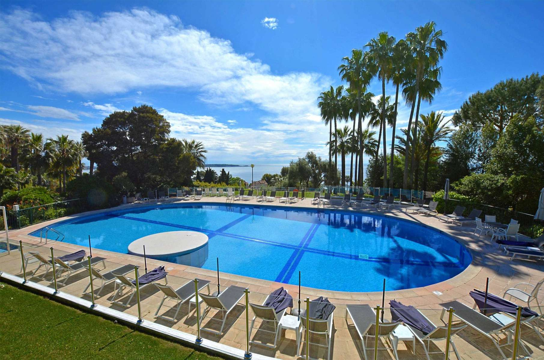Rent sea view luxury villa in closed area in Cannes