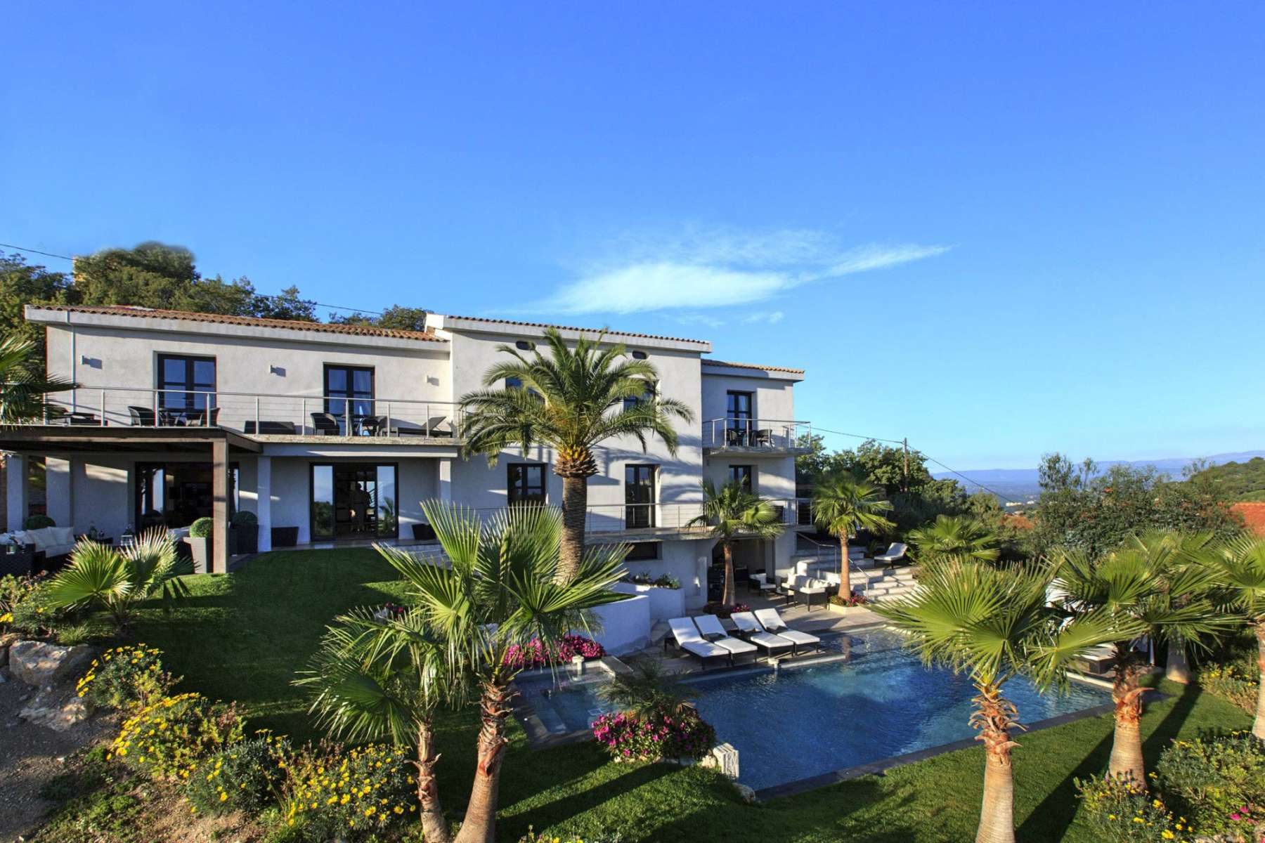Elegant modern villa of 400 m² in Cannes