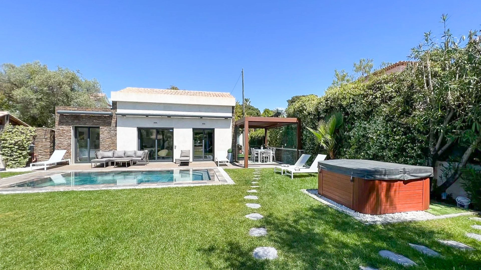 Villa in Cap d'Antibes 300 meters from the Beach