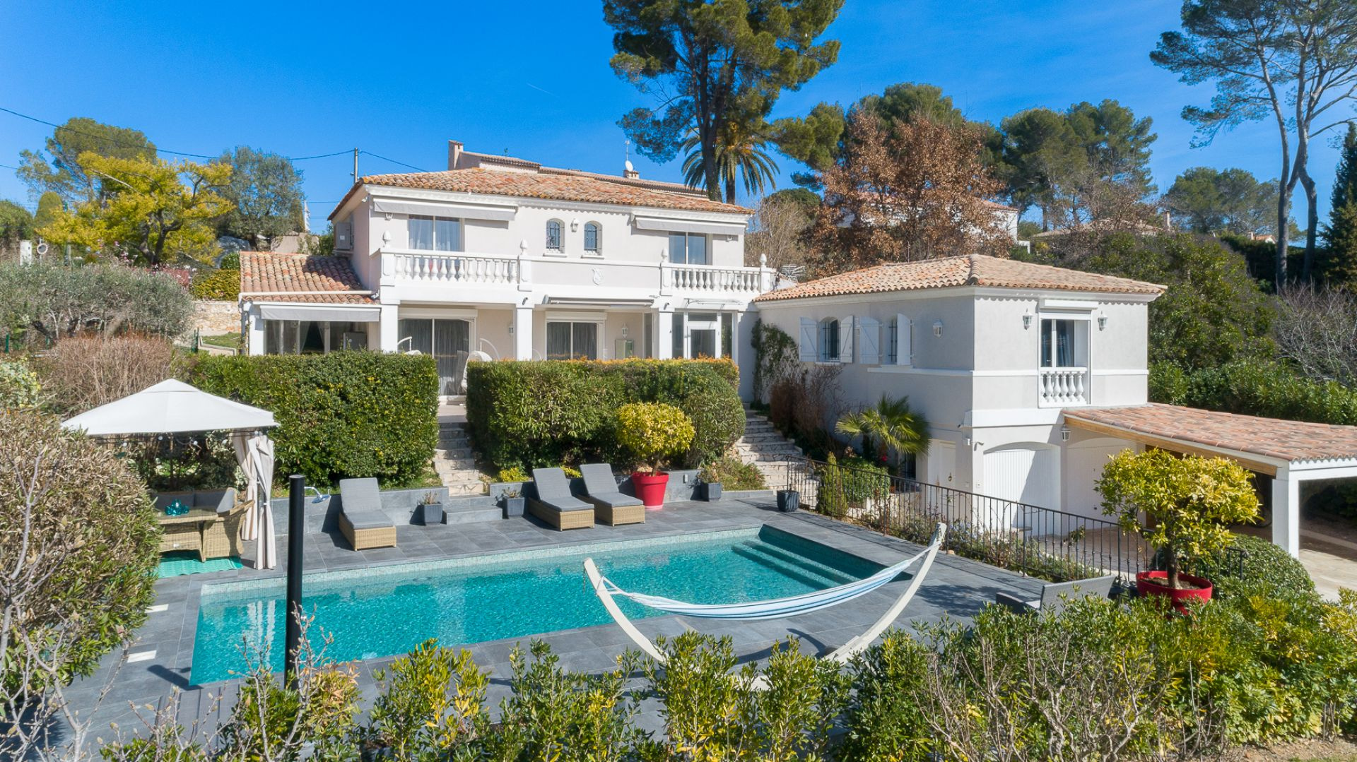 Luxurious house for rent in a private domain close to Golf de Cannes-Mougins