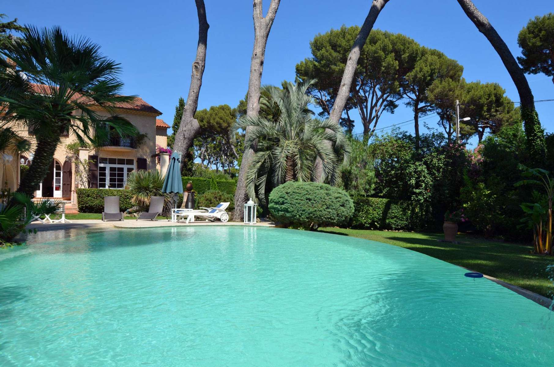 Villa for rent in Cap d'Anttibes with park