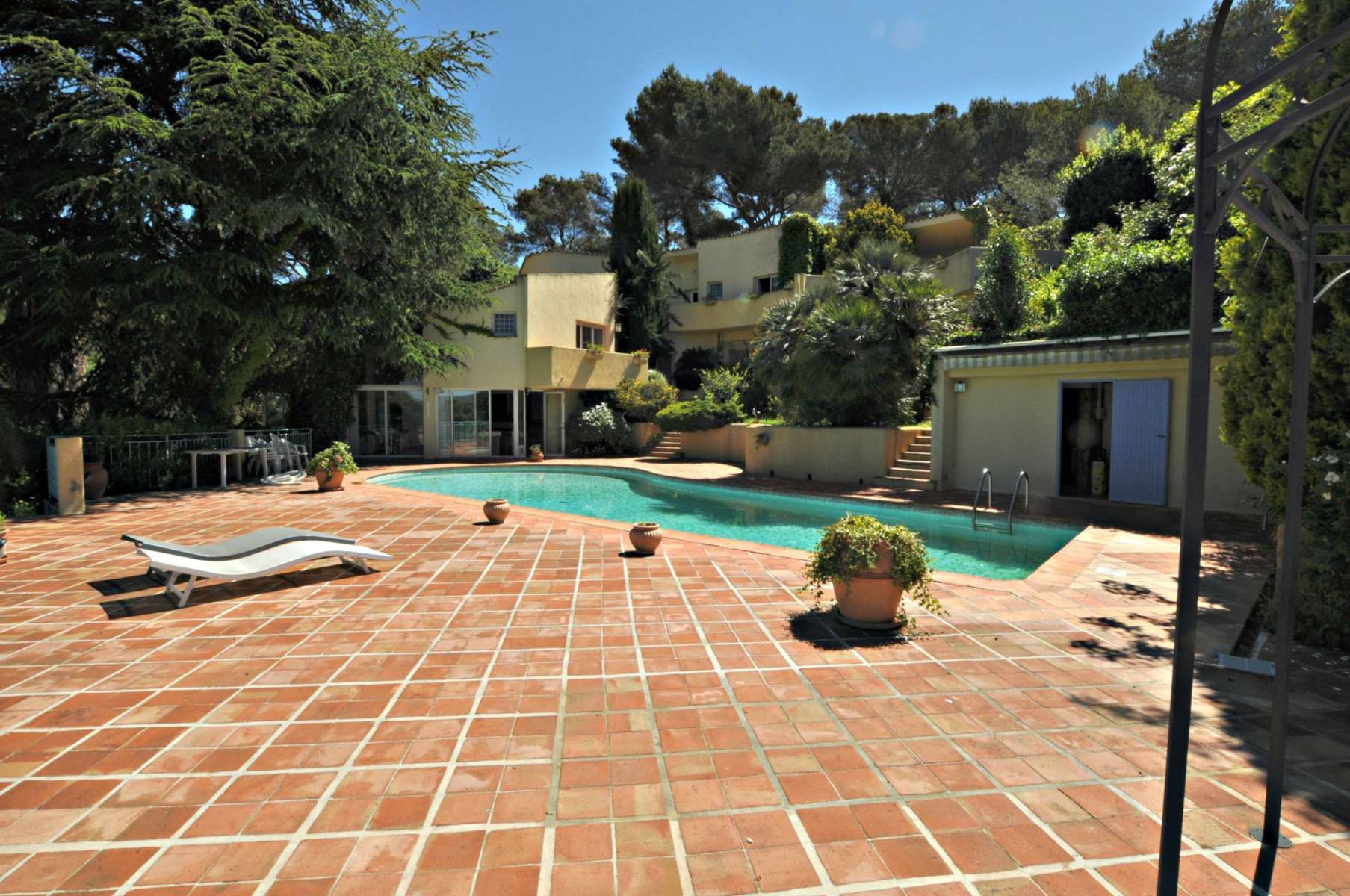 Spacious villa with great potential to sell in Mougins