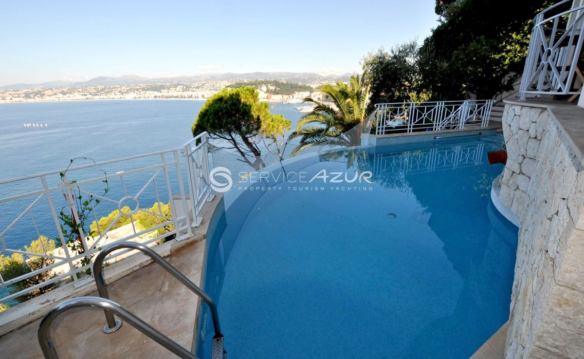 Villa with a magnificent view of the Bay of Angels in Nice