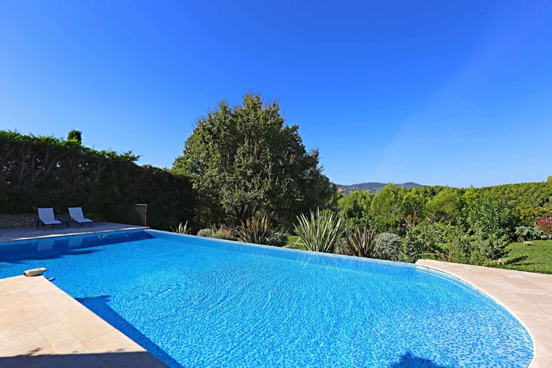 House in quite area of Mougins with park view