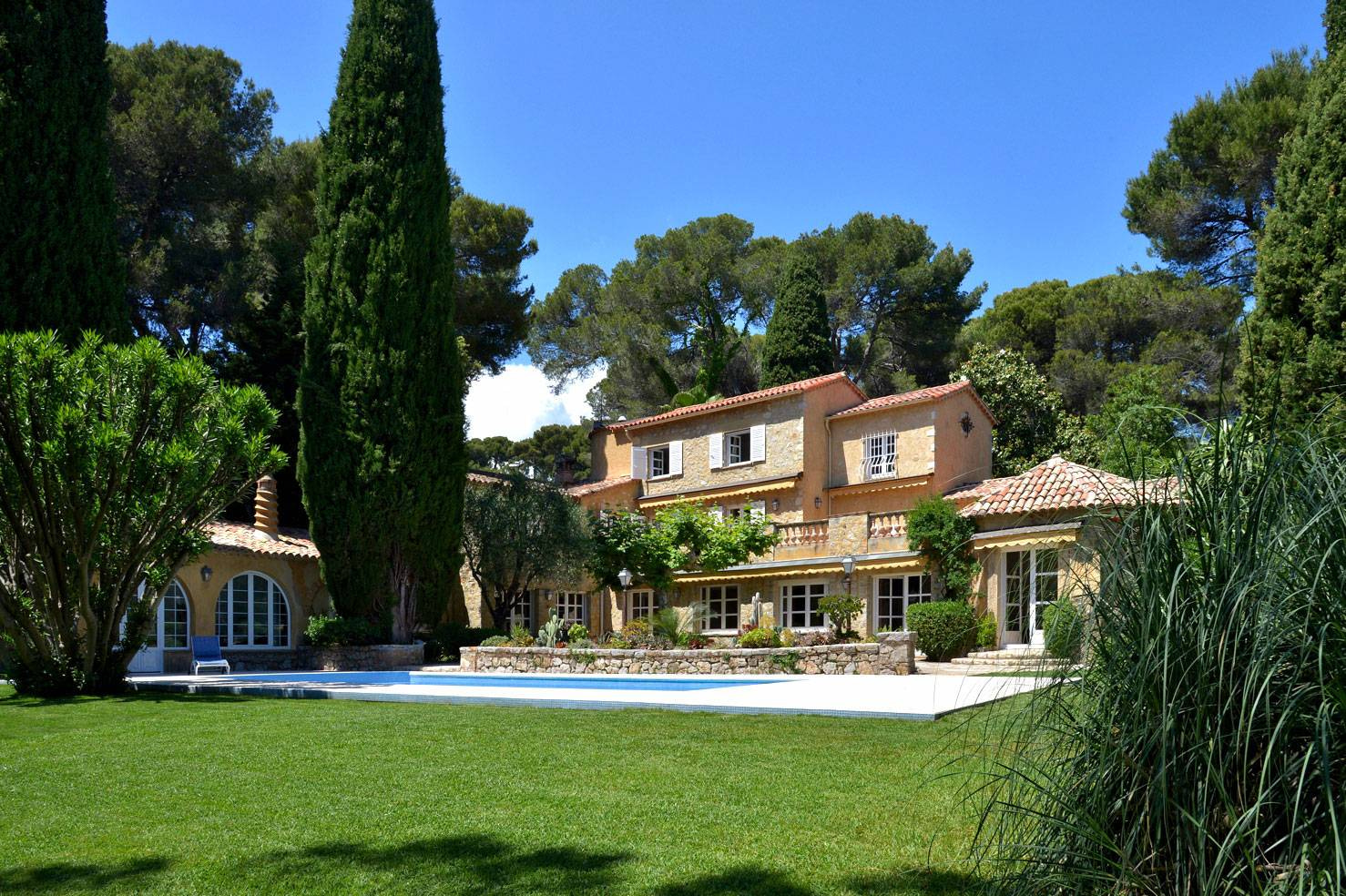 Luxury house in closed area near the beach of Juan les Pins