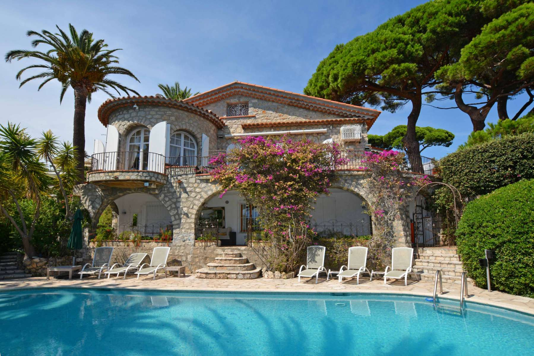 Rent sea view villa in closed area in Cannes