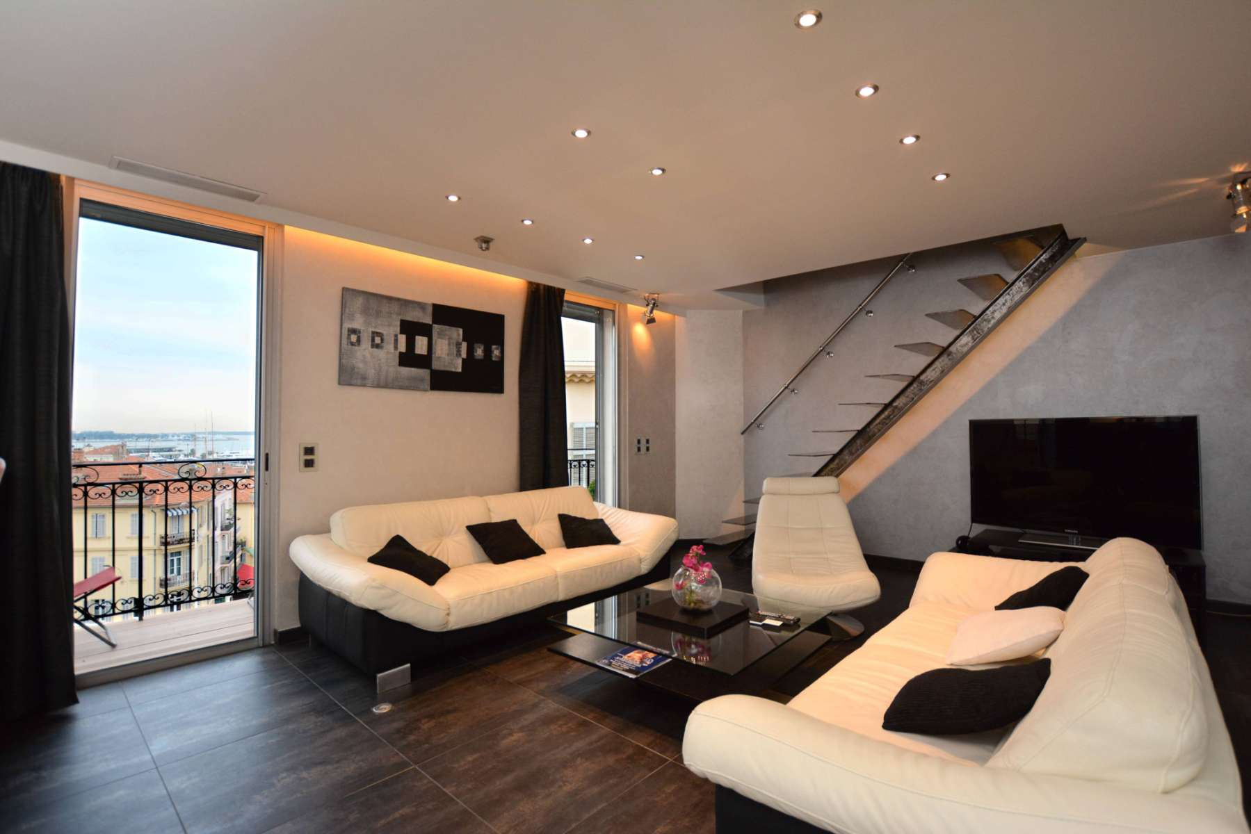 Rent luxury duplex apartment near the Palais des Festivals in Cannes