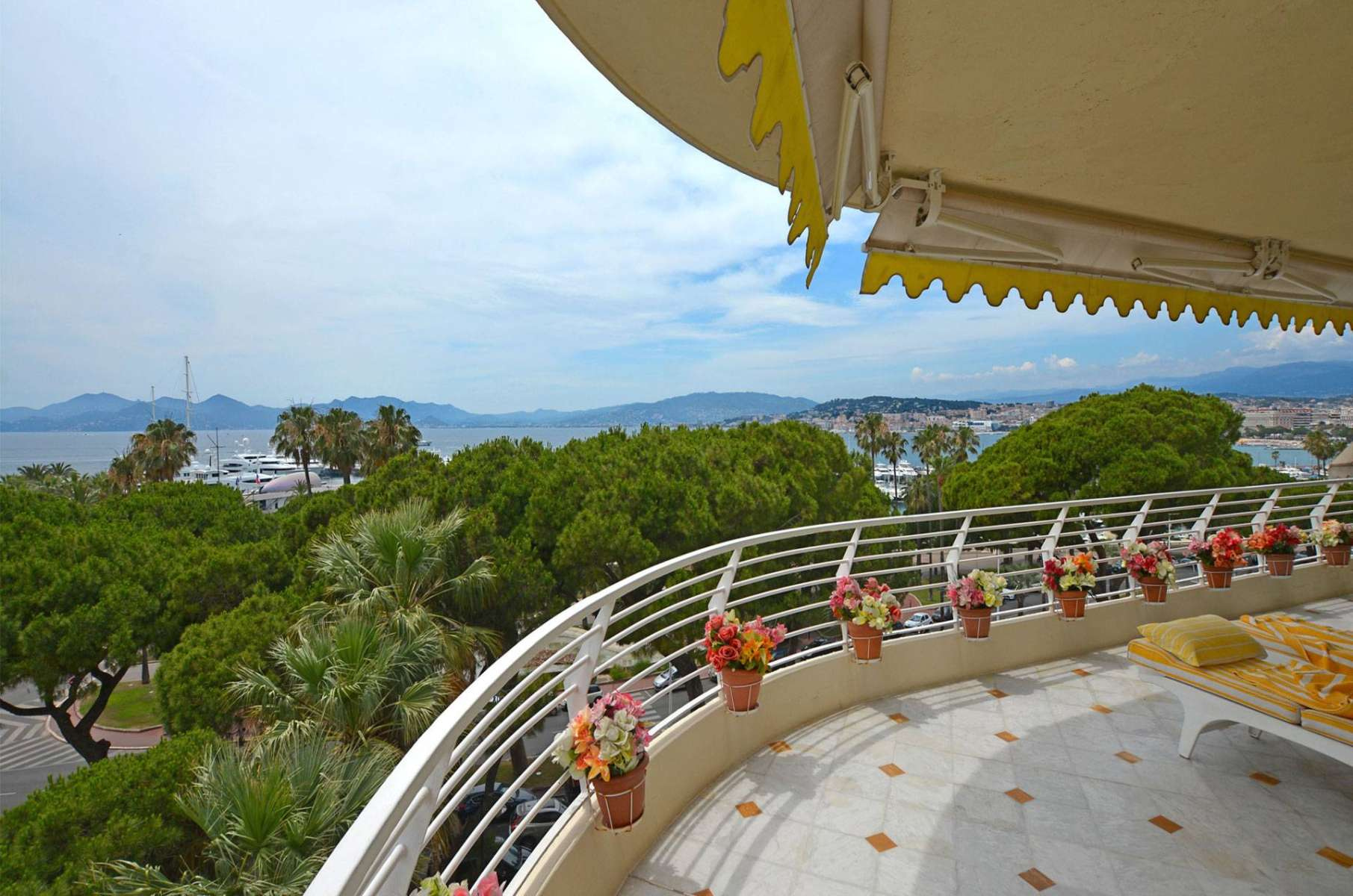 Продажа апартаментов на набережной Круазетт в Cannes с панорамным видом на море