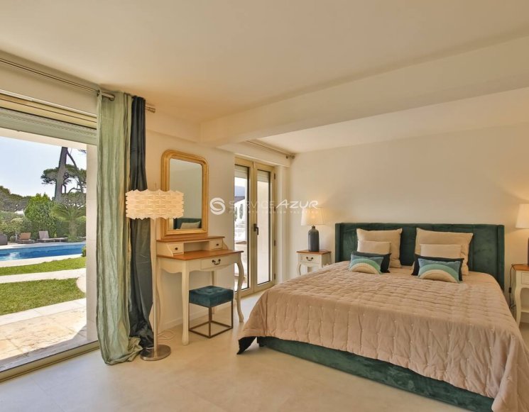 Современная вилла с видом на море в самом центре Кап д'Антиб - ref 3478