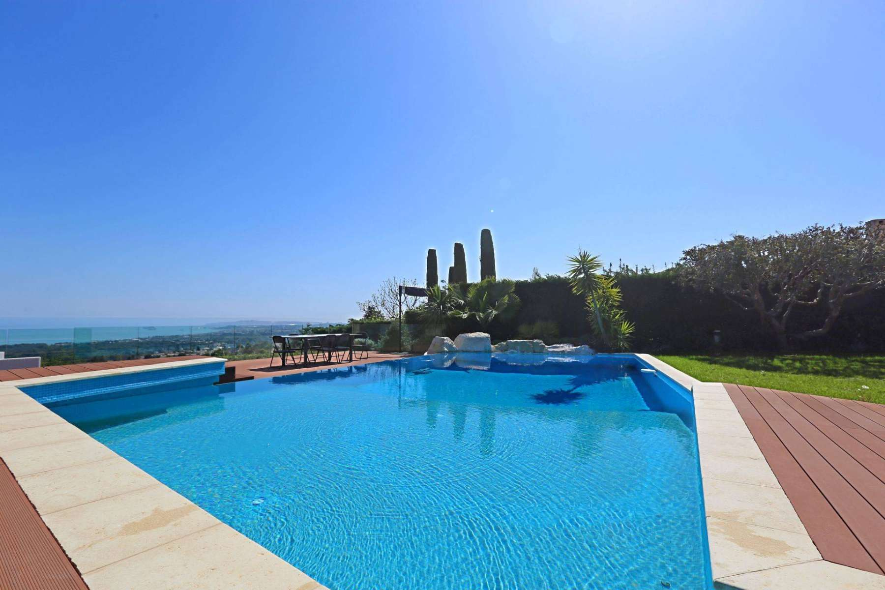 Sale house in secured residence of Villeneuve-Loubet with nice sea view