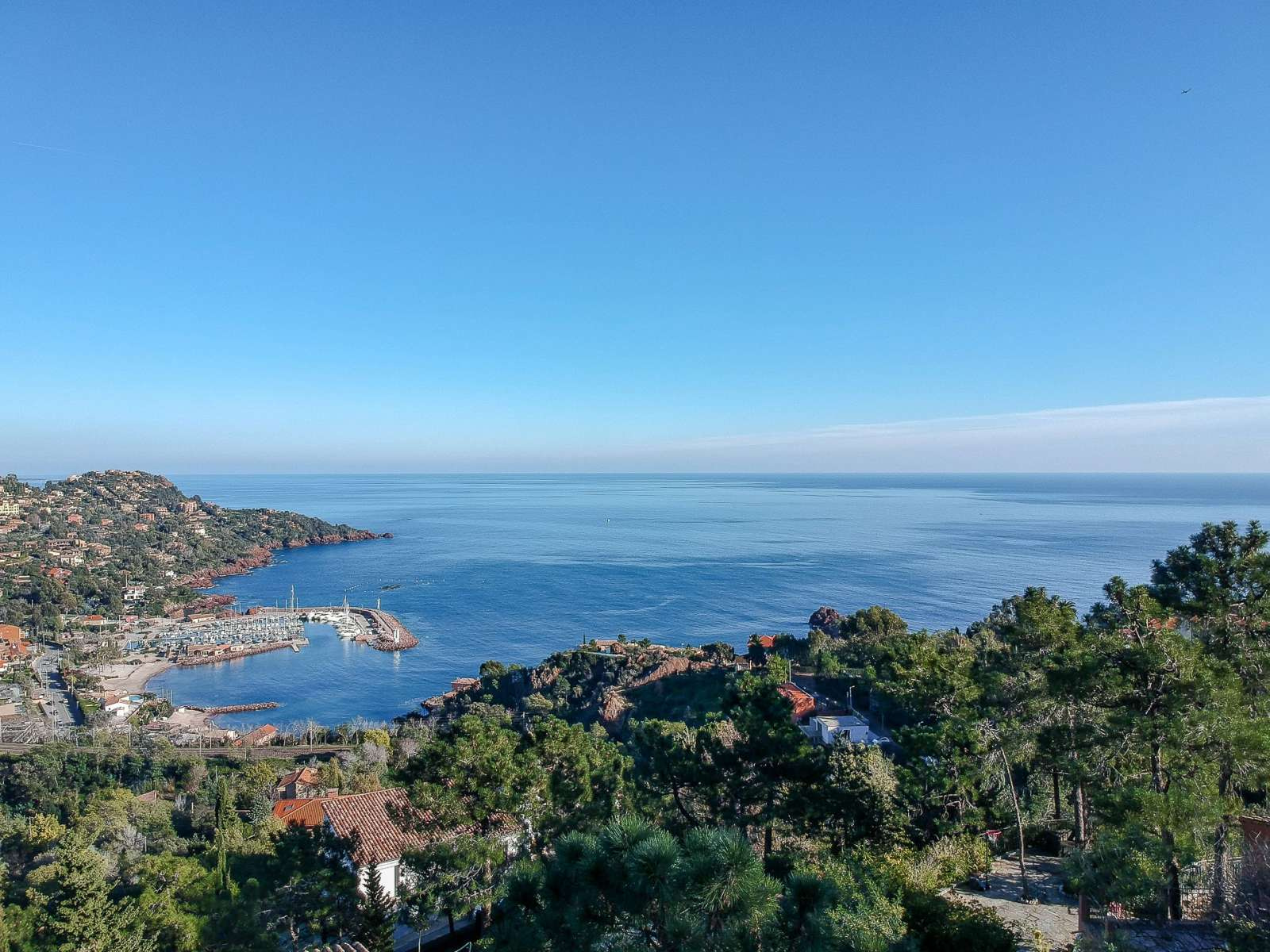 Sea view home in Théoule-sur-Mer with strong potential