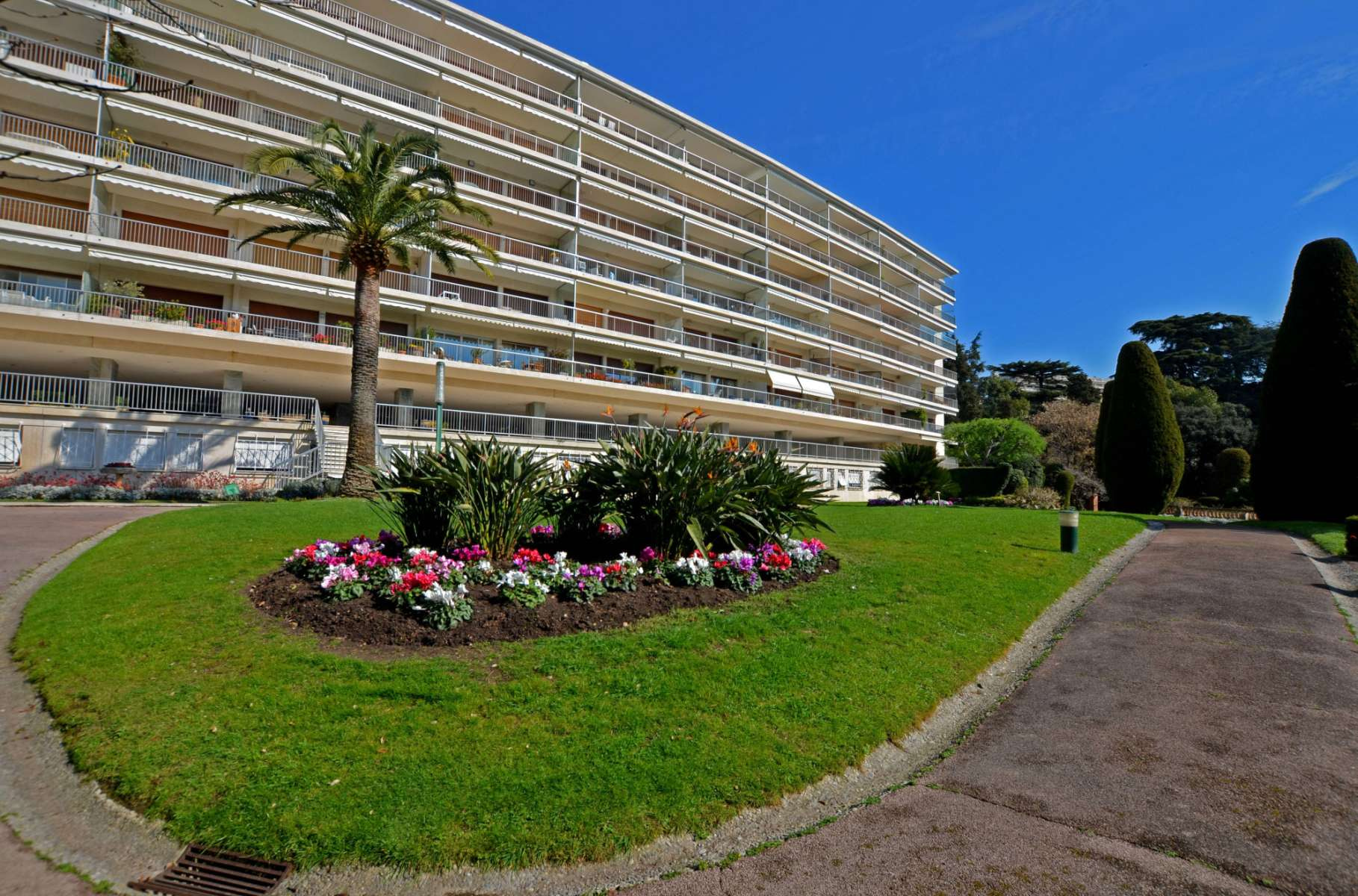 Аренда апартаментов с видом на море в закрытой резиденции с бассейном в Cannes