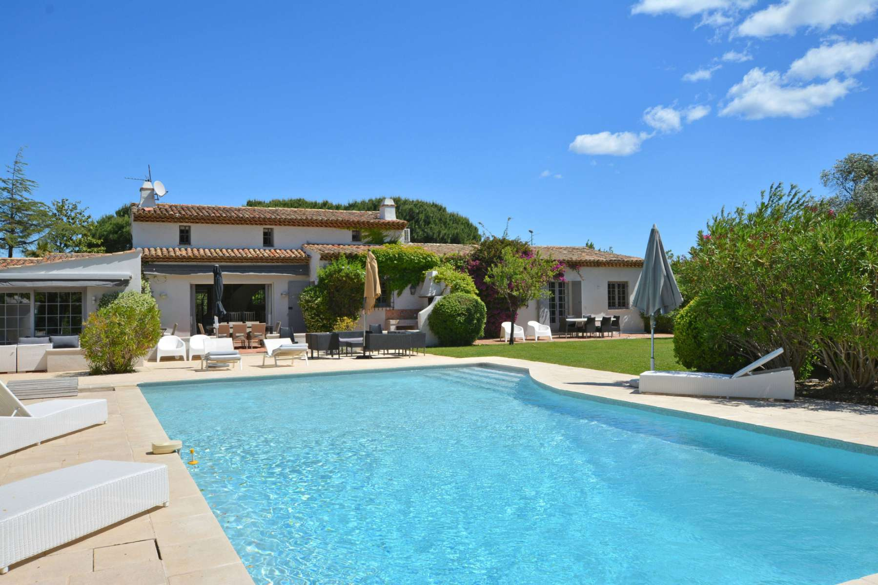Rent villa in Les Salins area in Saint Tropez