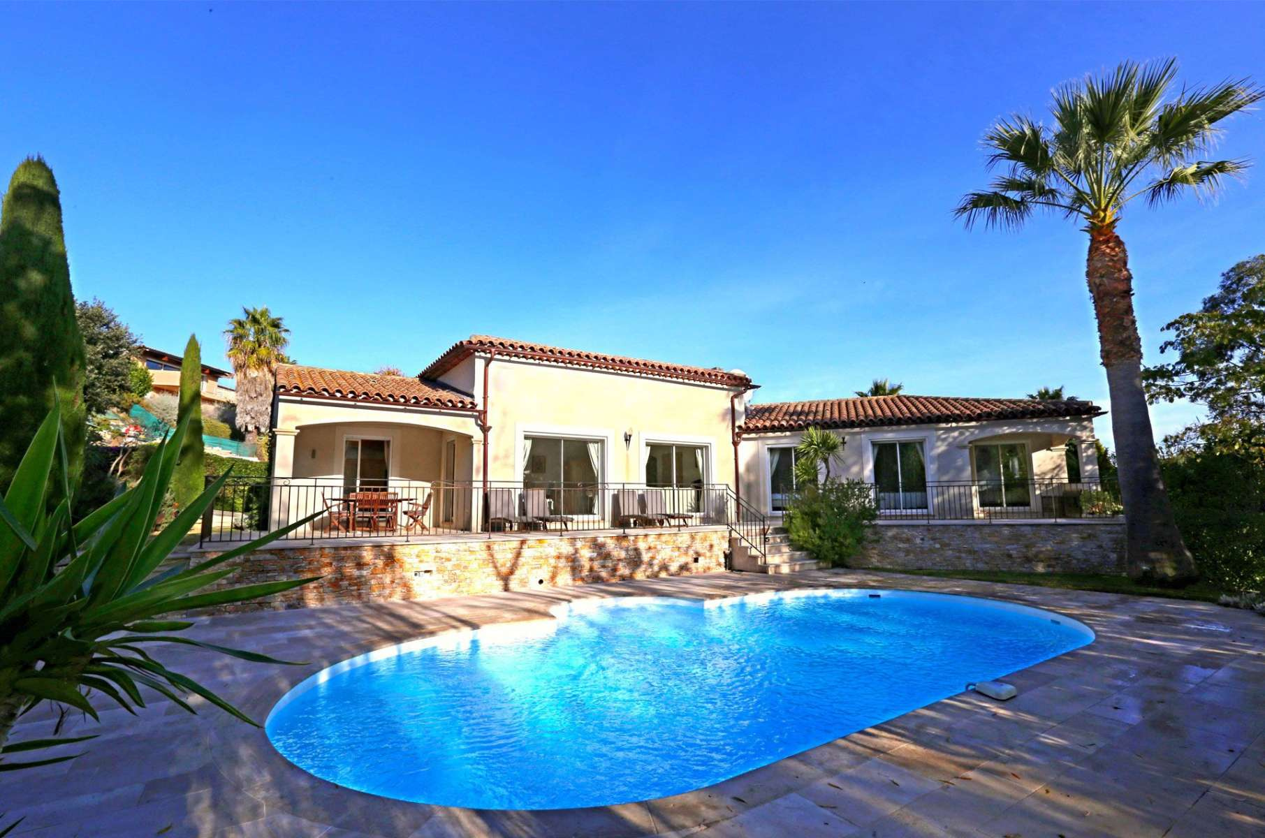 One-story house in Antibes close to golf and beach