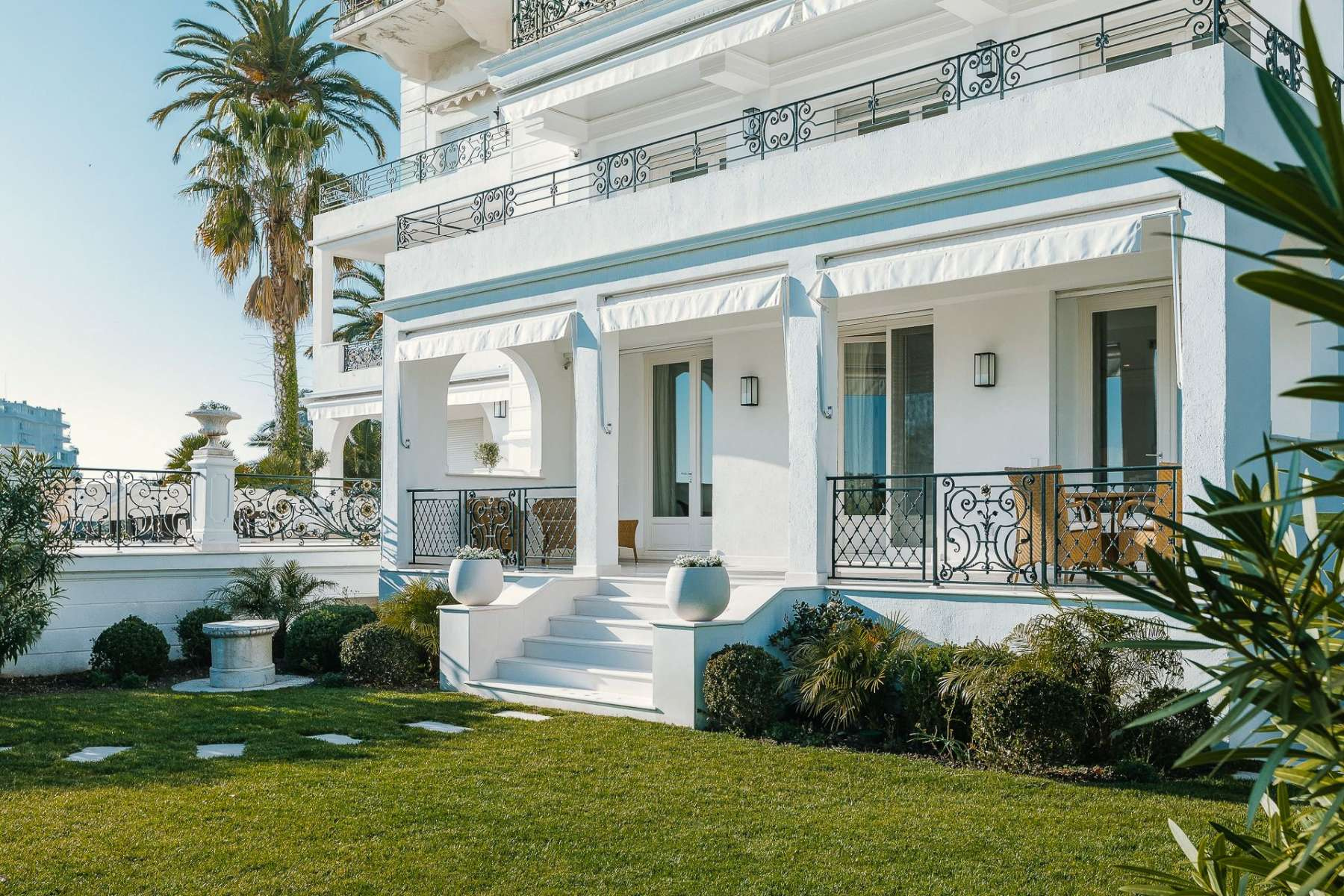 5-bedroom sea view duplex in the prestigious district of Cannes