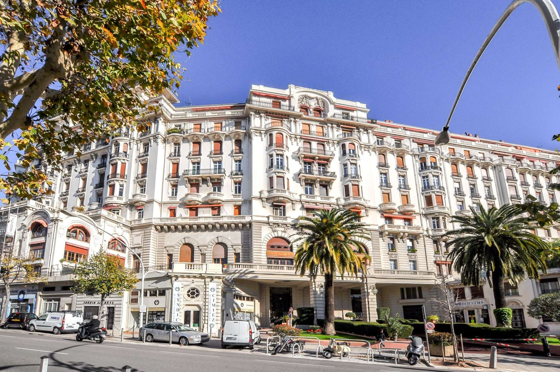 Top-floor apartment in a bourgeois palace in prestigious district of Nice