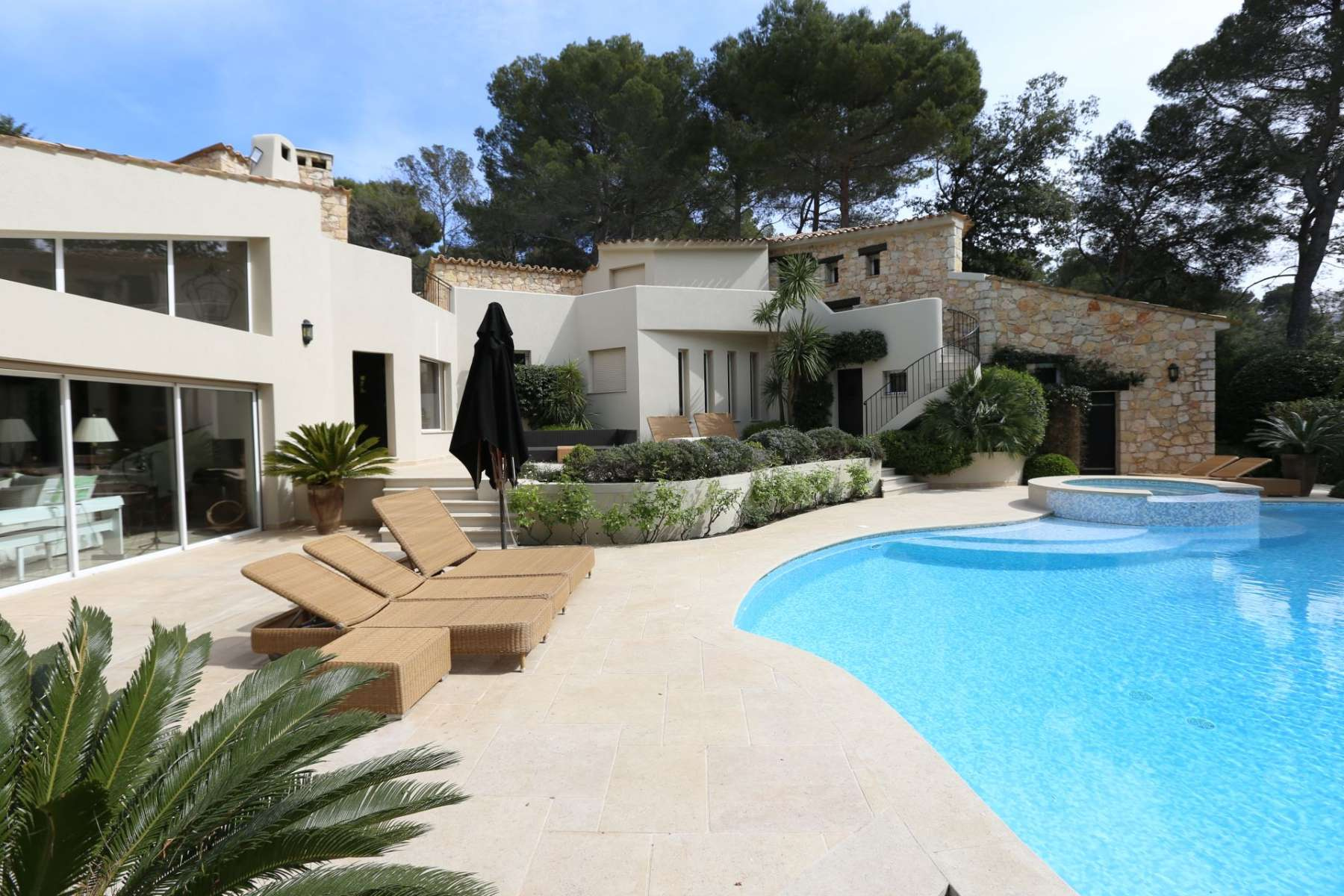 Sale and rent moderne confortable villa in Mougins