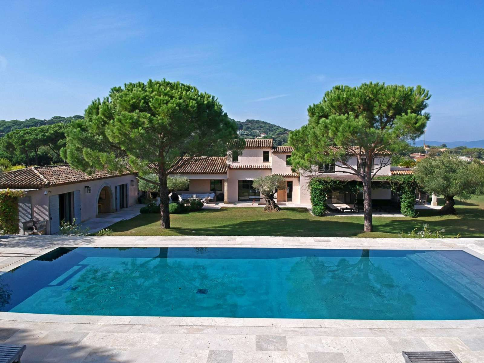Villa moderne aux prestations luxueuses à louer à Saint-Tropez