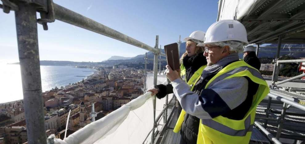 Захватывающие виды с базилики Ментона открыты для туристов.