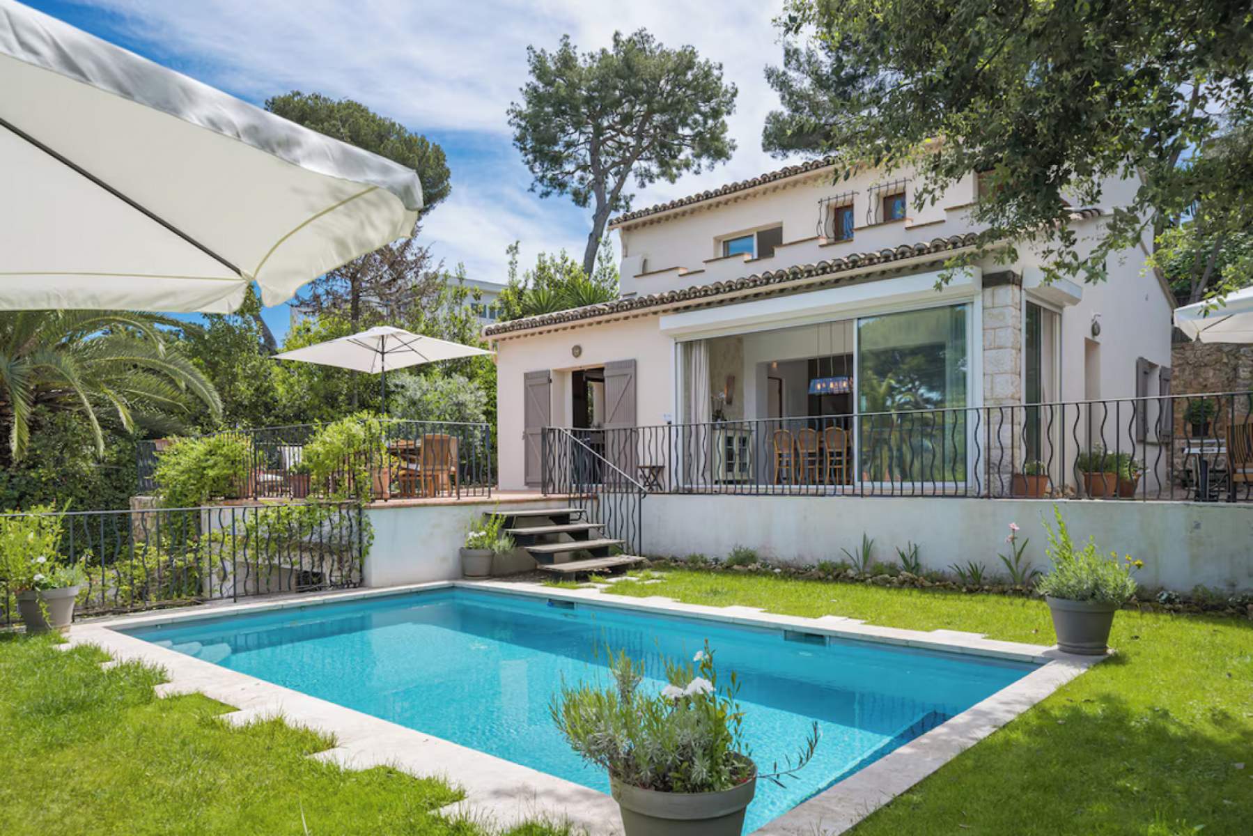 Вилла на мысе Антиб с садом и бассейном