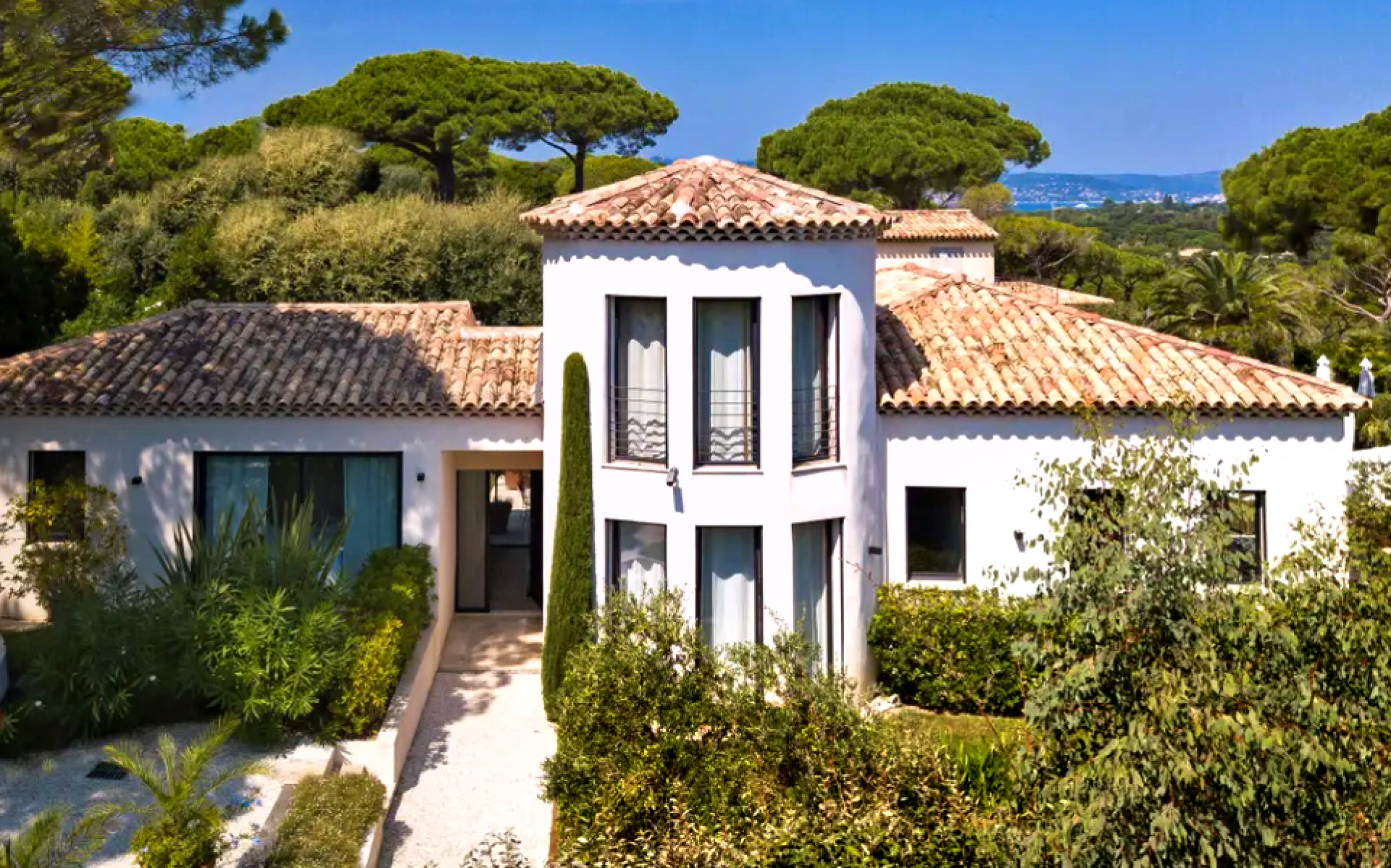 Contemporary villa for rent in Saint-Tropez