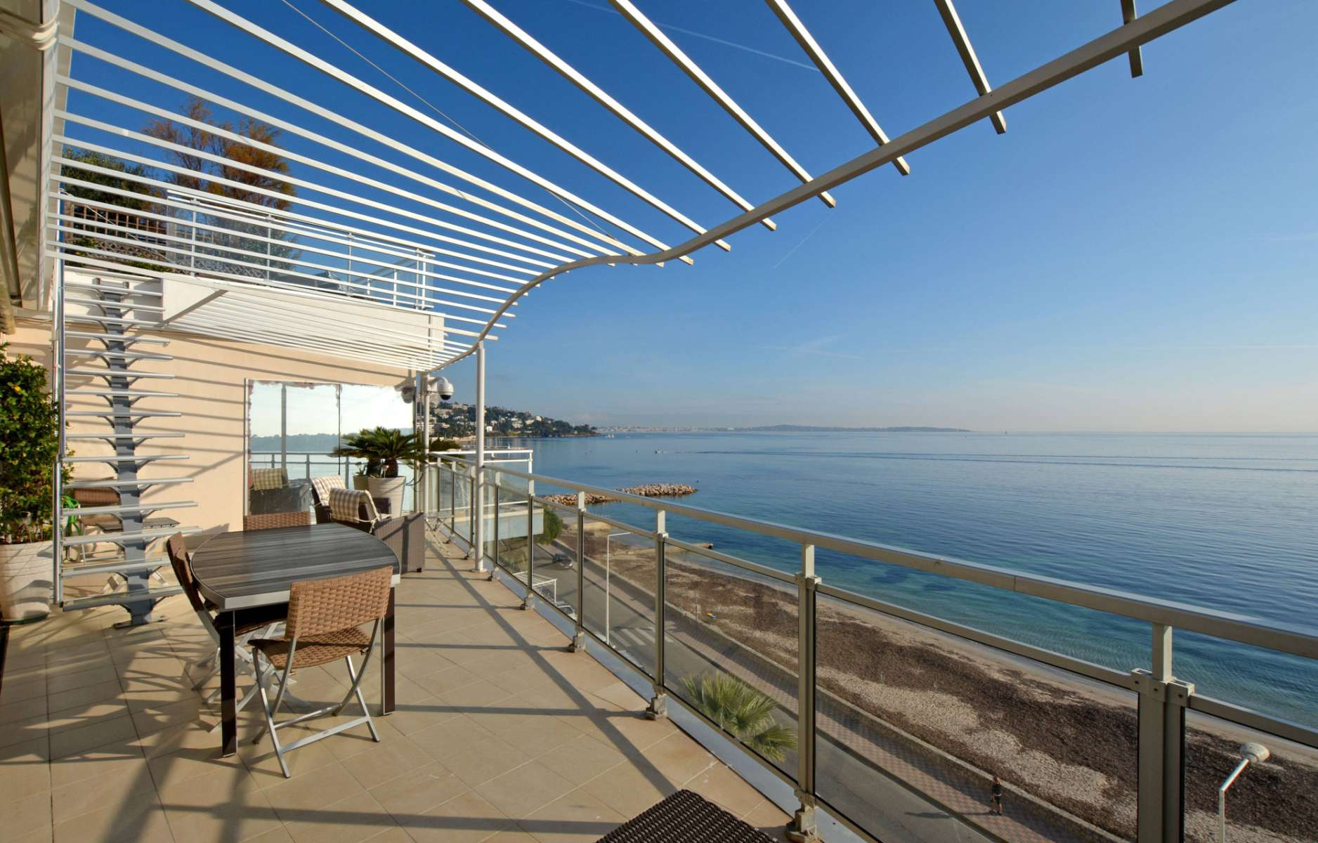 Rooftop sea view apartment for rent in Cannes