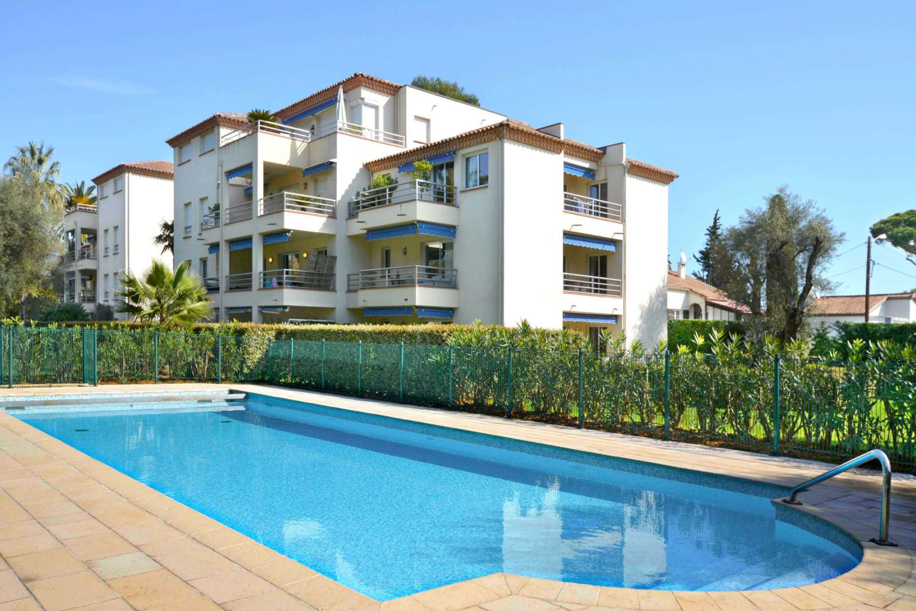 Rent apartment in closed area with swimming pool in Cap d'Antibes