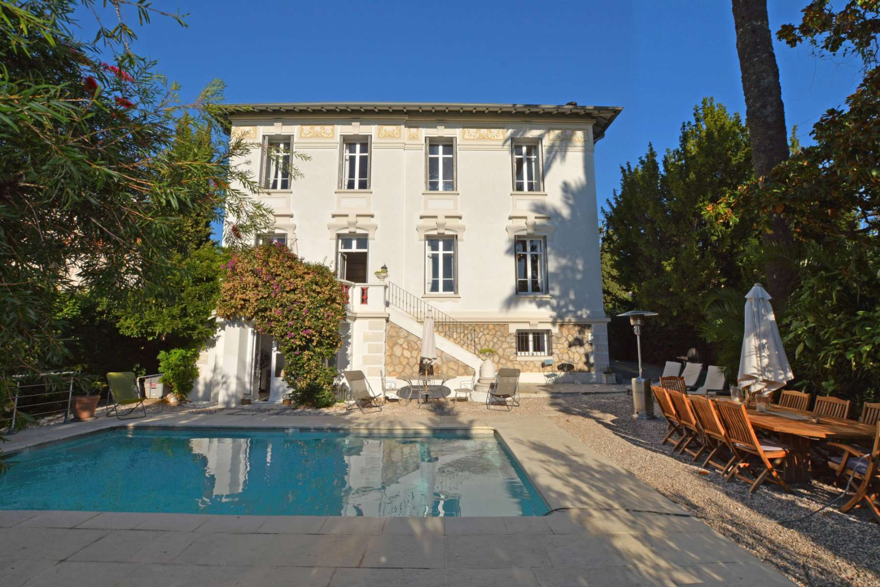 Rent cozy threelevel villa  in Cannes